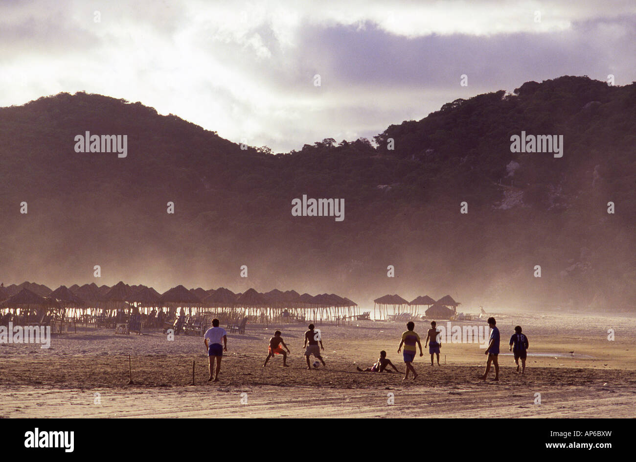 Le persone che giocano a calcio in spiaggia Acapulco Messico Foto Stock