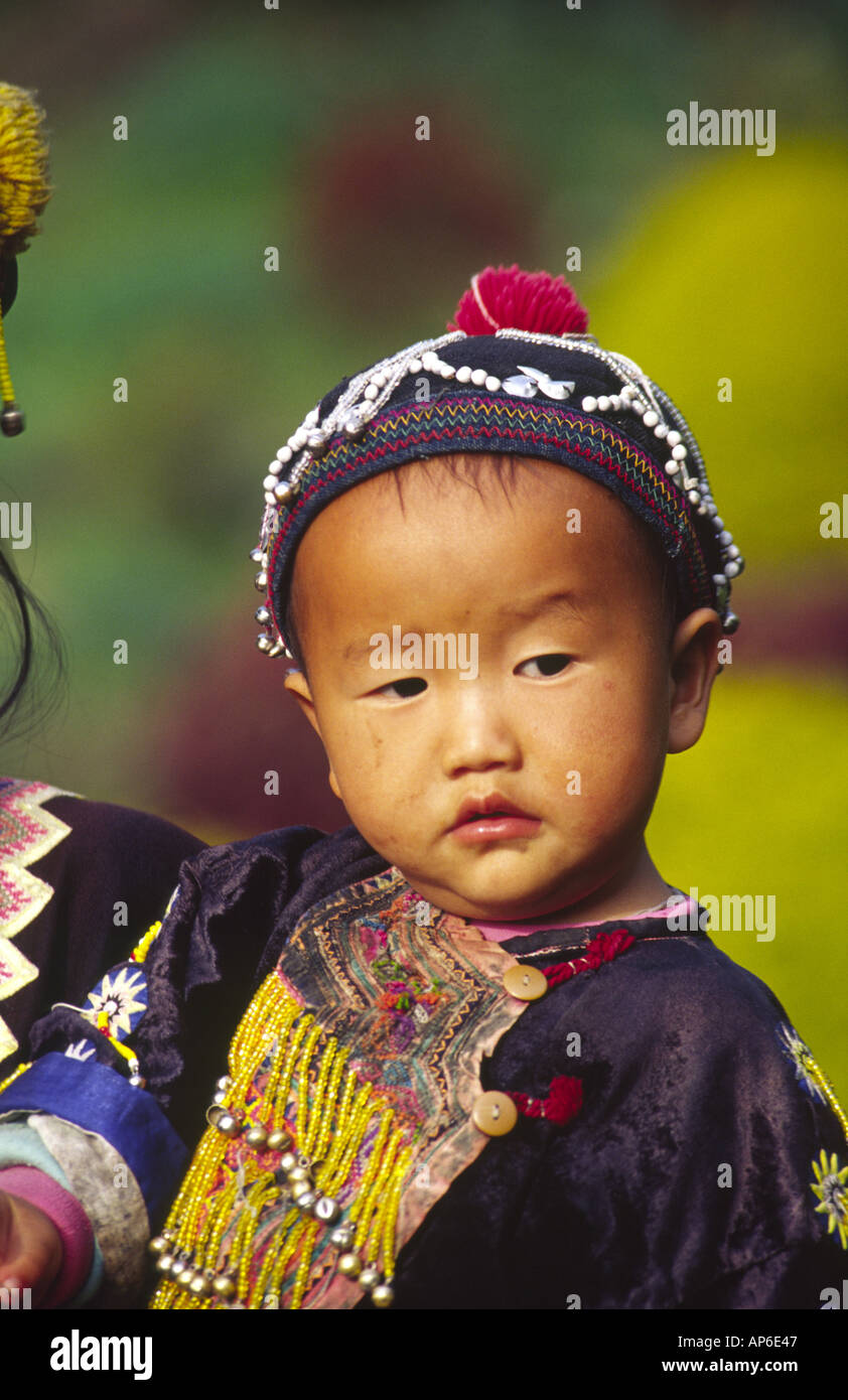 Tradizionalmente Vestiti donna tailandese con bambino Foto Stock