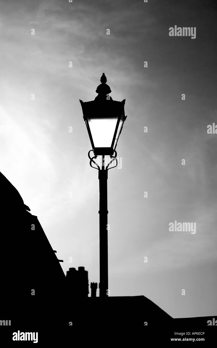 La vecchia strada lampada nella città di Suffolk REGNO UNITO Foto Stock