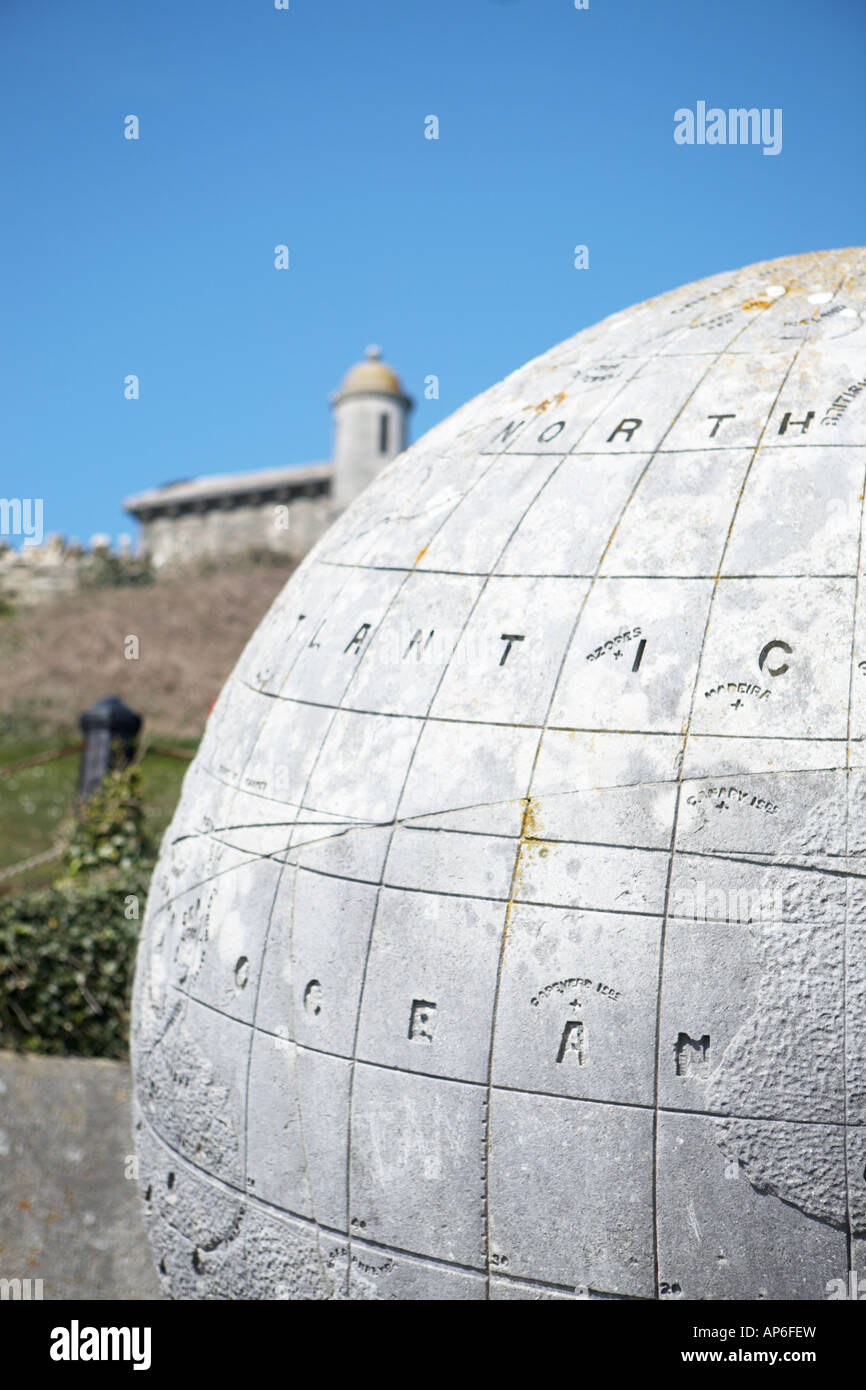 Le 40 tonnellate di calcare e globo Durlston Castello alla testa Durlston, vicino a Swanage, Isle of Purbeck, Dorset, Inghilterra, Regno Unito. Foto Stock