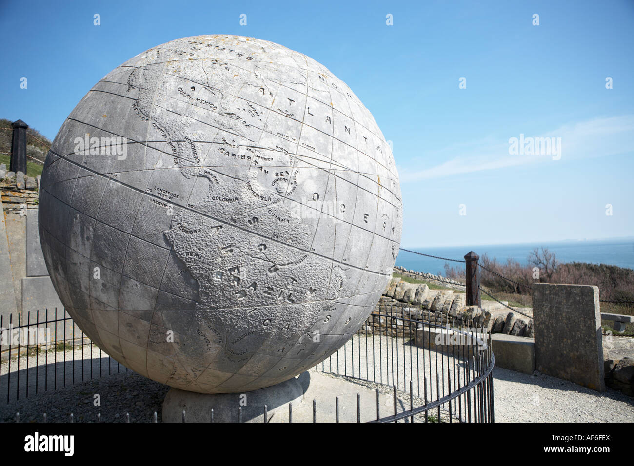 Le 40 tonnellate di calcare globo a testa Durlston, vicino a Swanage,Isle of Purbeck, Dorset, Inghilterra, Regno Unito. Foto Stock