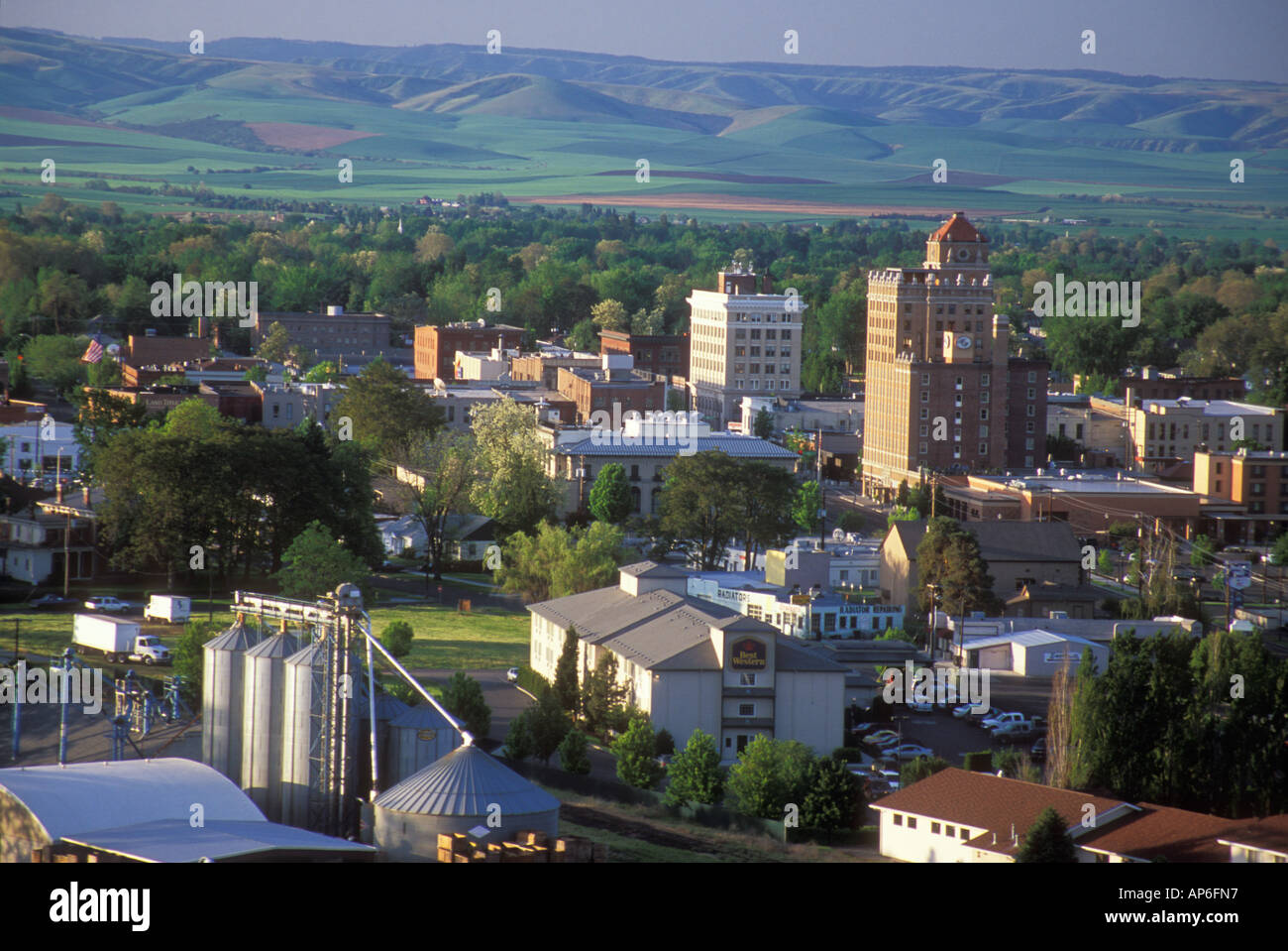 Stati Uniti d'America, Washington, Walla Walla. Il centro storico di Walla Walla con le montagne blu in background. Foto Stock