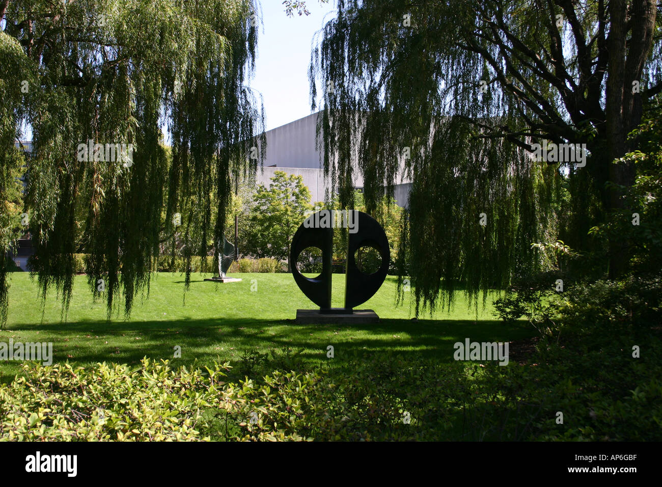 Barbara Hepworth, due forme (diviso il cerchio), 1969, bronzo fuso con patina marrone Foto Stock