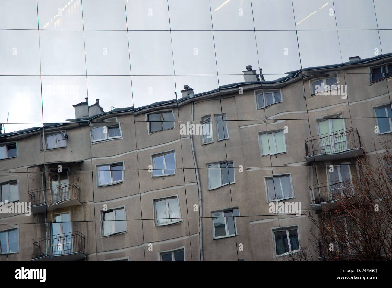 La riflessione della vecchia casa del piatto in windows della moderna in vetro e acciaio blocco uffici a Varsavia, Polonia Foto Stock