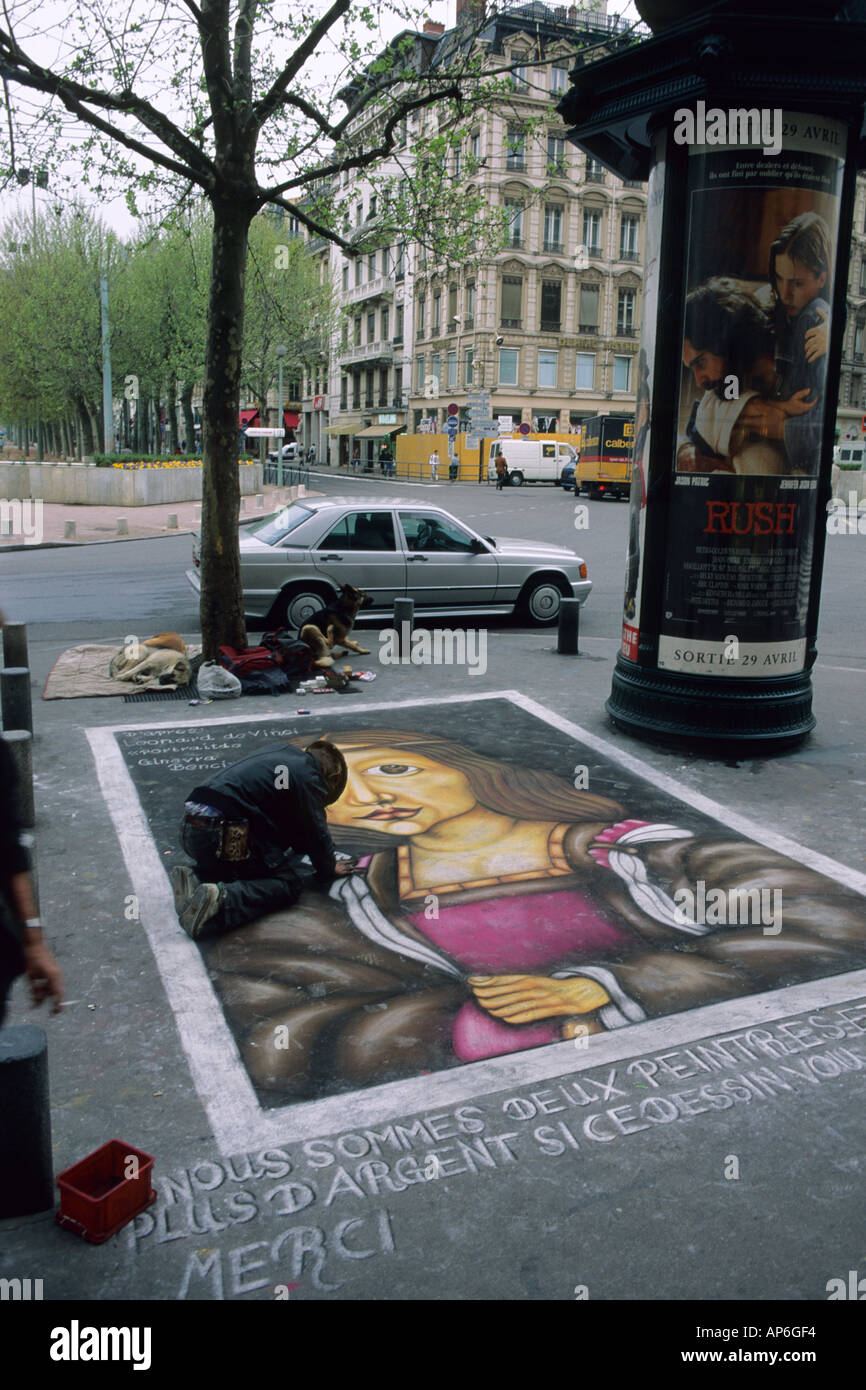 Il marciapiede artista utilizza Chalk per creare arte a Lione Francia Foto Stock