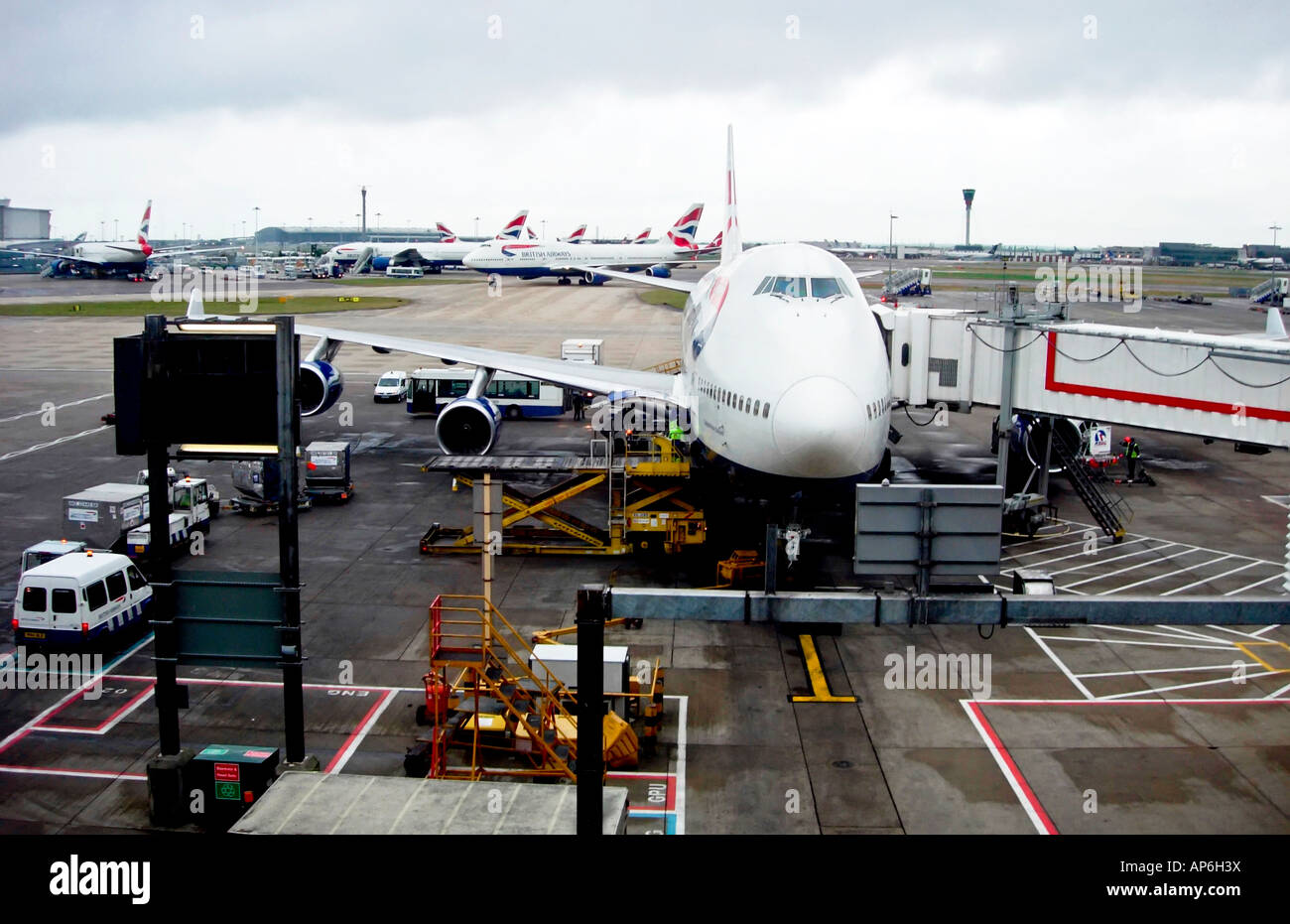 I jumbo jet a Londra Heathrow Terminal 4 Foto Stock