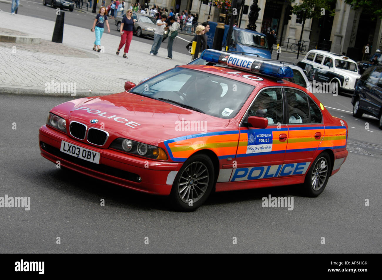 Red BMW Metropolitan auto di polizia guida attraverso la City di Londra, Inghilterra. Foto Stock