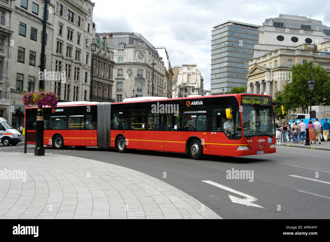 Red arriva bendy bus viaggiano attraverso la città di Londra Inghilterra Foto Stock