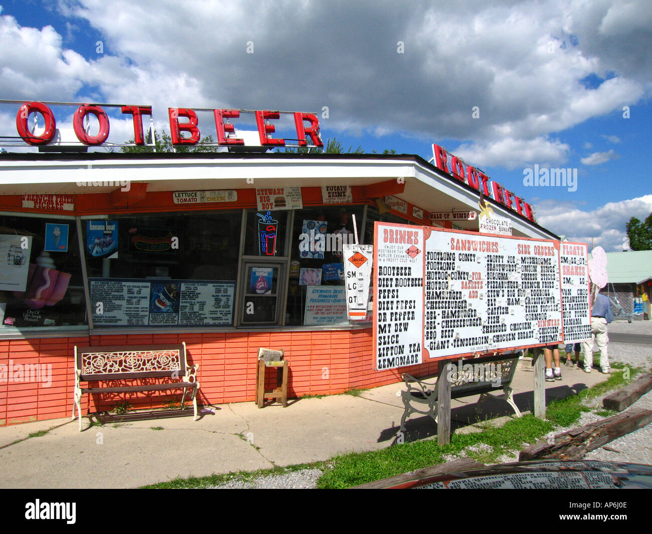In vecchio stile rootbeer stand vista laterale finestra banco di ordine, Indian Lake, OHIO USA con segno nella parte anteriore Foto Stock