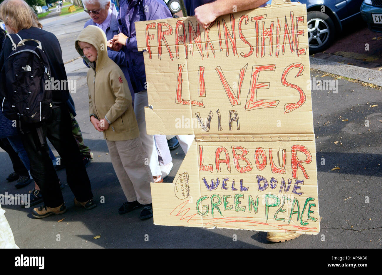 I sostenitori di Greenpeace che protestavano contro la coltivazione di colture GM in Galles a Cardiff South Wales UK Foto Stock