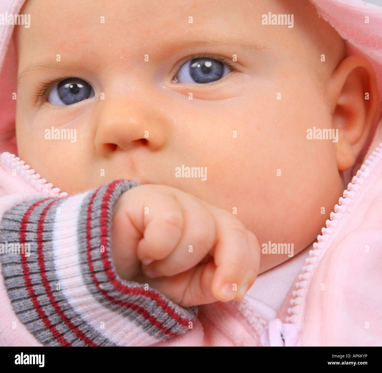 Ritratto di un bambino in un rosa giacca a vento Foto Stock