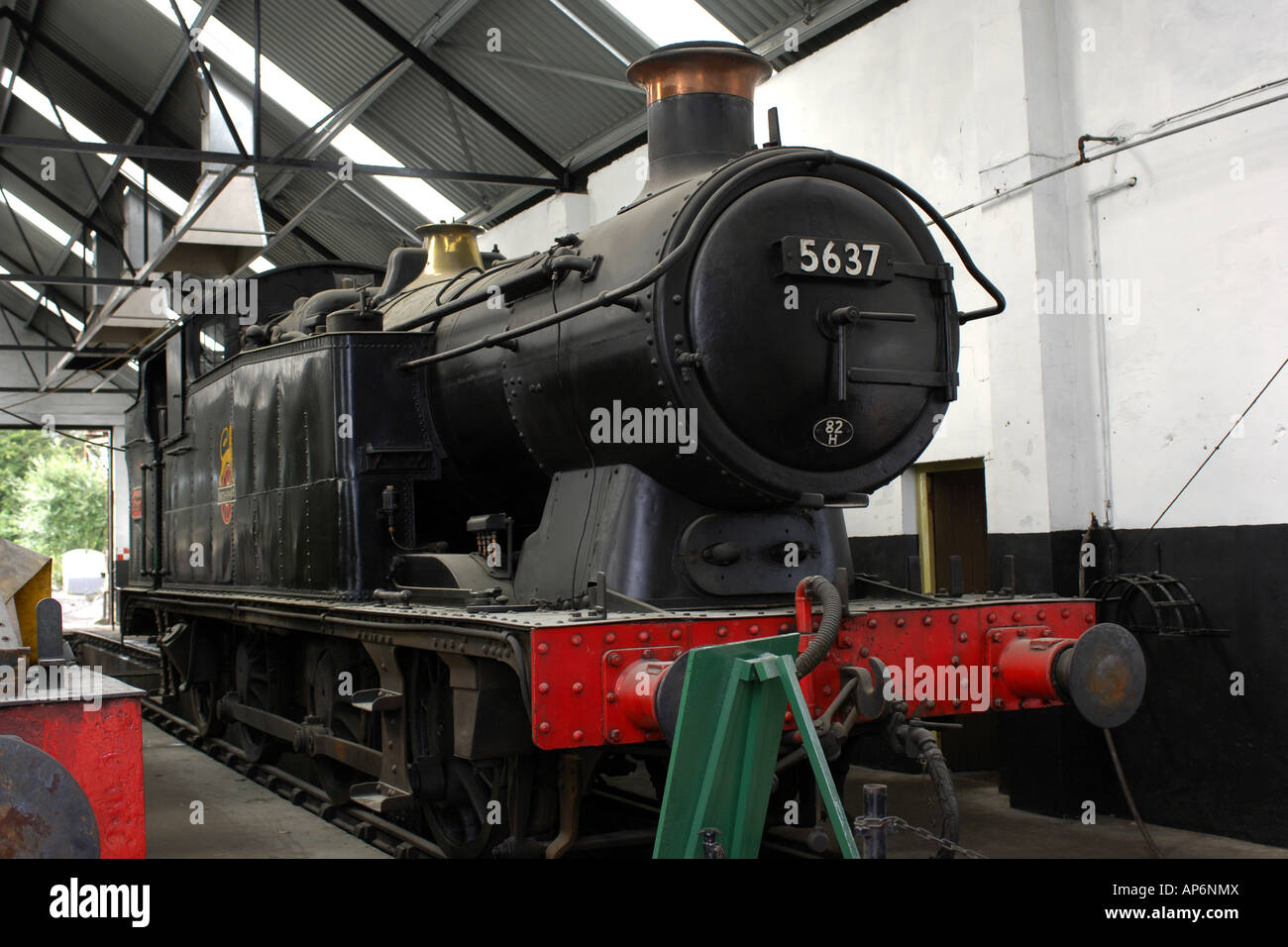 Un 0 6 0 motore a vapore nel capannone di manutenzione presso East Somerset Railway Foto Stock