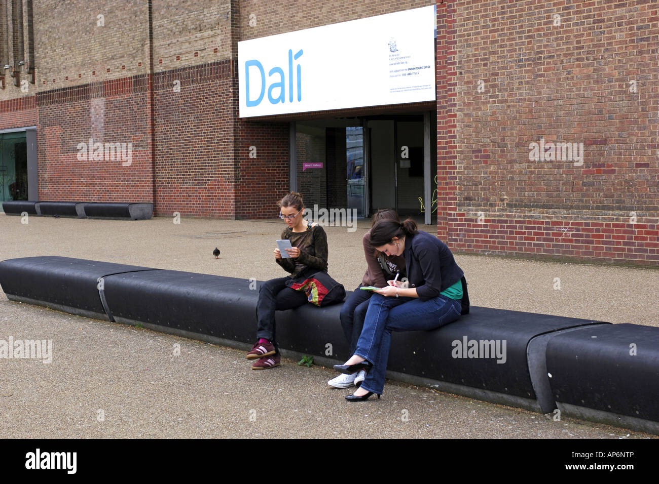 Femmine i turisti a Londra al di fuori della Tate Modern Museum Foto Stock