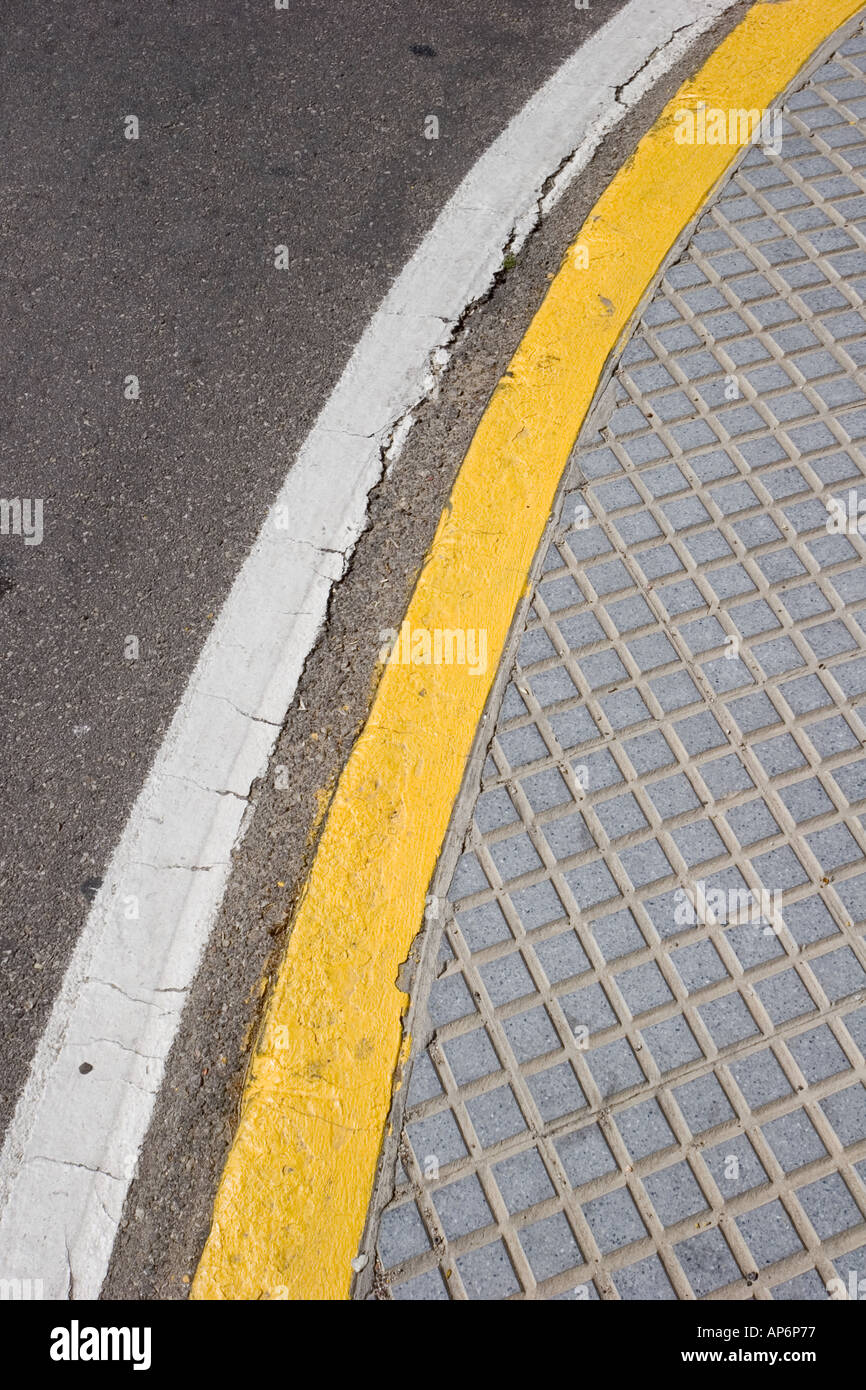 Il bianco e il giallo linee sulla strada accanto il sentiero Foto Stock