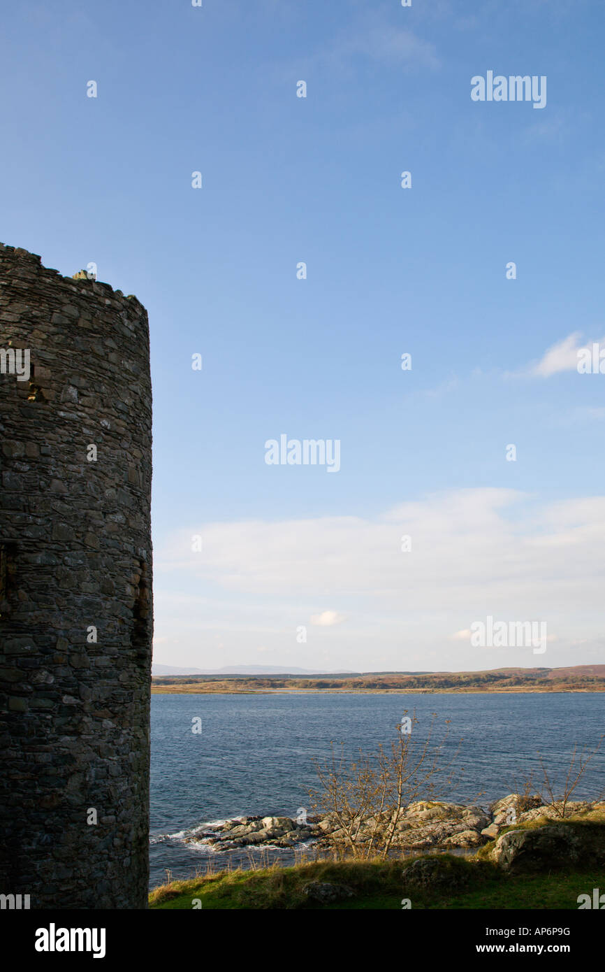 Castello Sween bastioni che si affaccia su Loch Sween, Knapdale, Argyll and Bute, Scozia Foto Stock