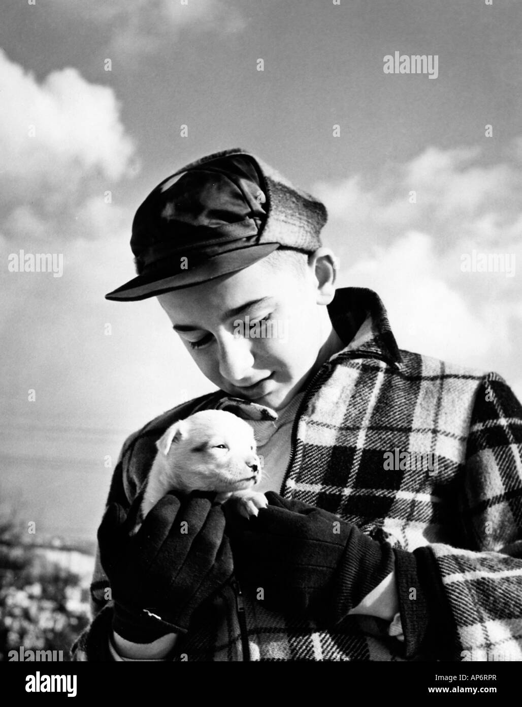 Un ragazzo e il suo cucciolo Foto Stock