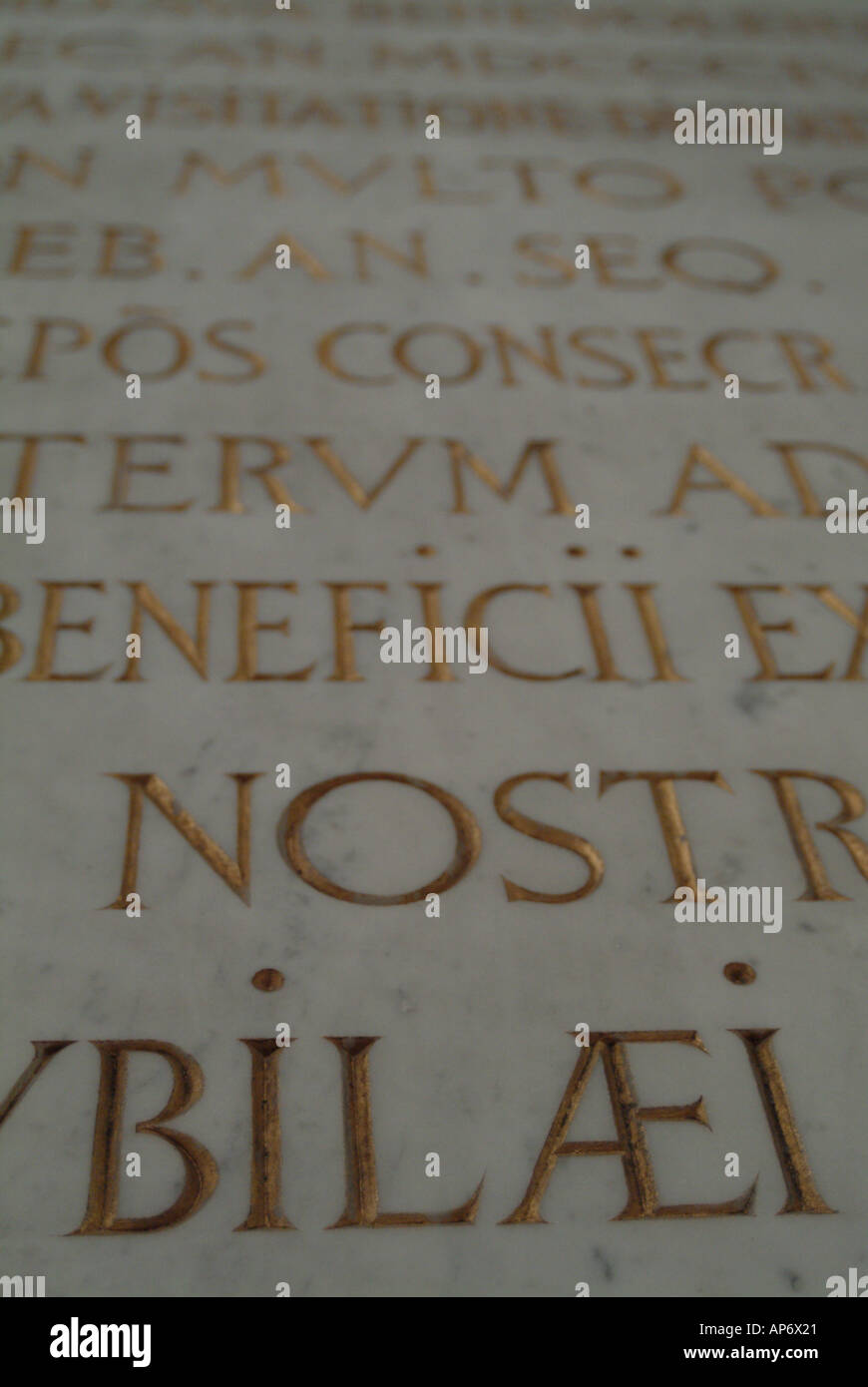 Iscrizione in latino in interno di St Sulpice chiesa in Parigi Francia Foto Stock