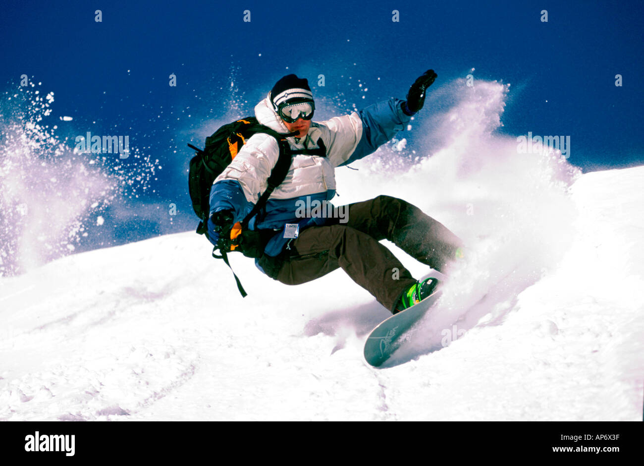 Downhill Snowboard azione. Concentrazione ed equilibrio, Chris Moran retro  carve/slash, Tignes, Francia Foto stock - Alamy