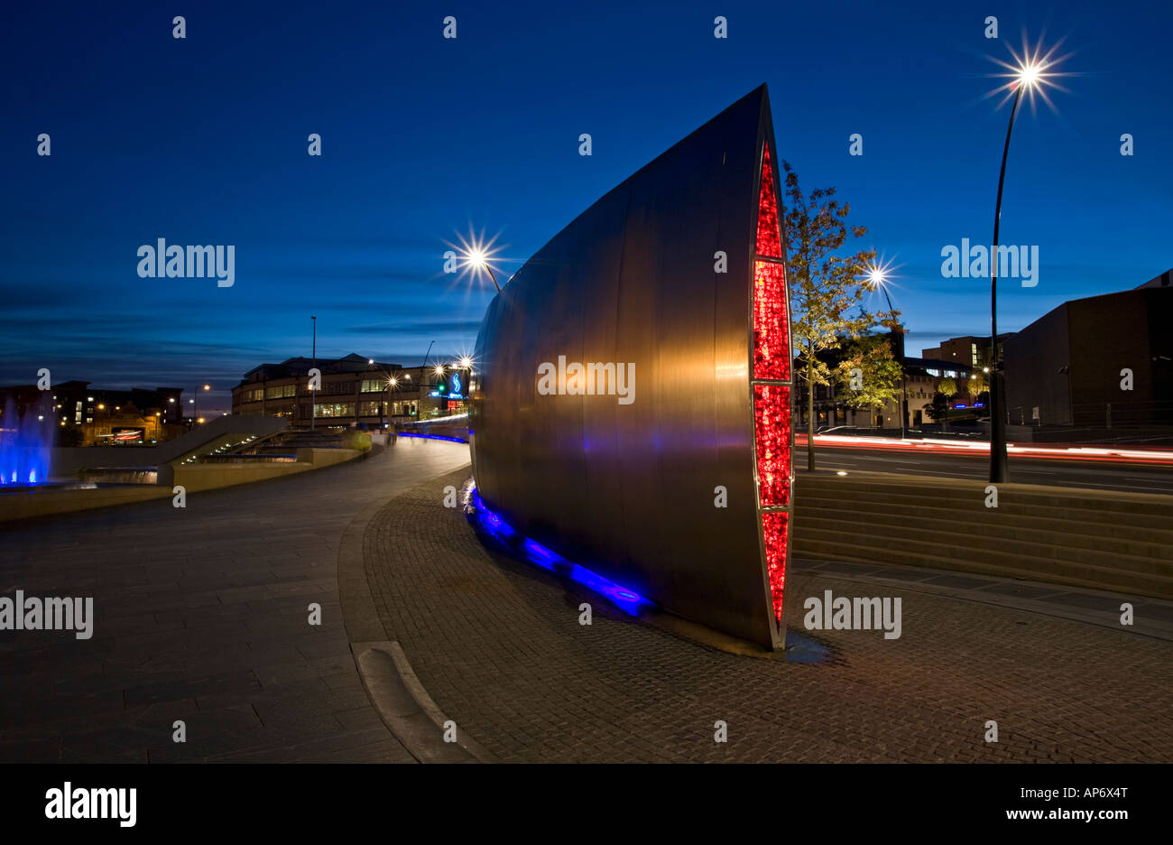 Sheffield Inghilterra Regno Unito - la scultura in acciaio d'arte moderna all'avanguardia in Sheaf Square. Arte pubblica. Foto Stock
