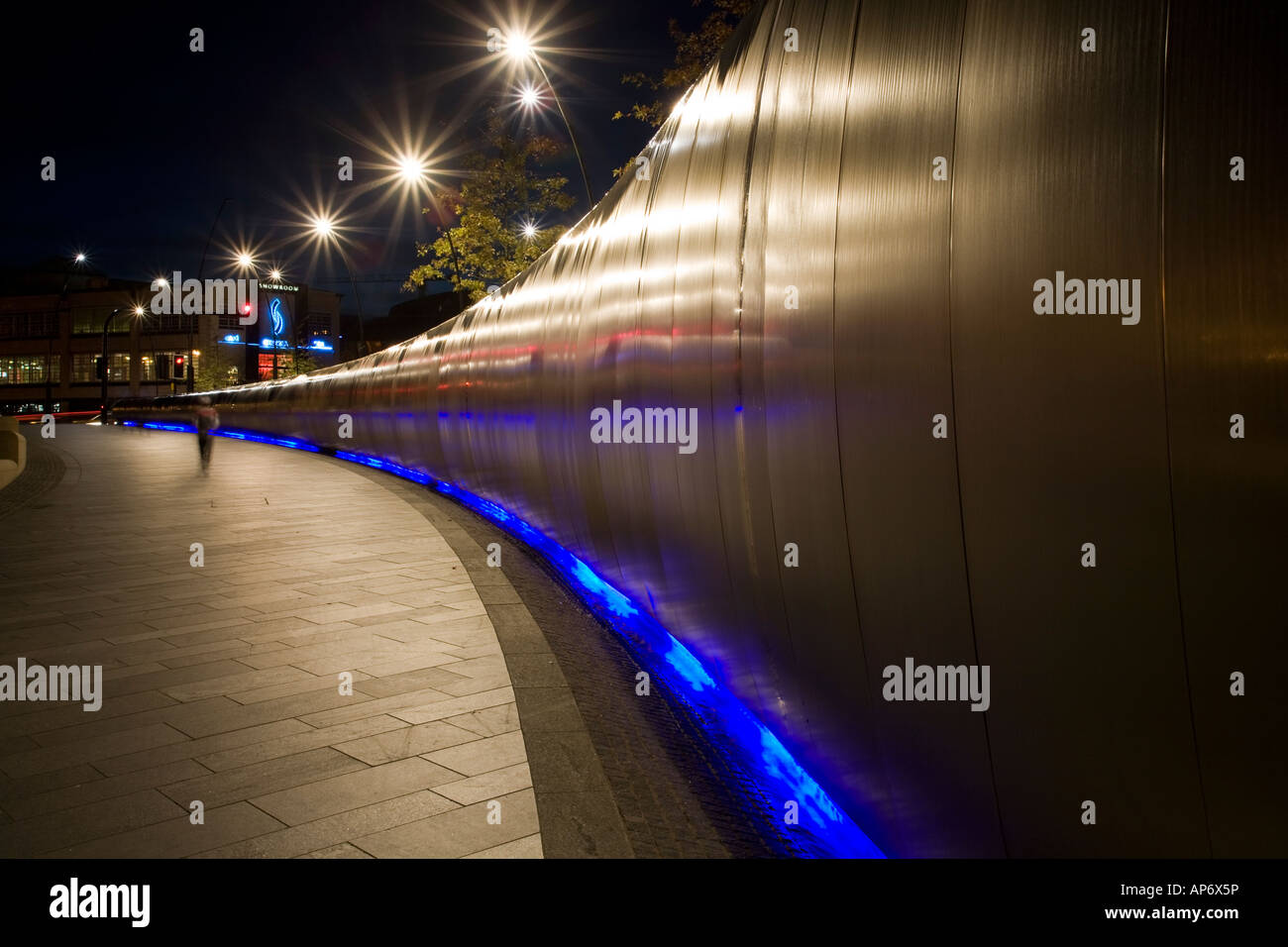 Guardando lungo il lato del bordo di taglio scultura in acciaio a covone Square Sheffield, England, Regno Unito durante la notte Foto Stock
