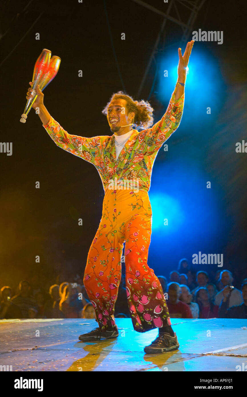 Professional costume giocoliere Il Circo da Madrugada - Caiu do ceu Brasile, Circo da Madrugada - Caiu do ceu , Stockton XVII Festival Int, REGNO UNITO Foto Stock