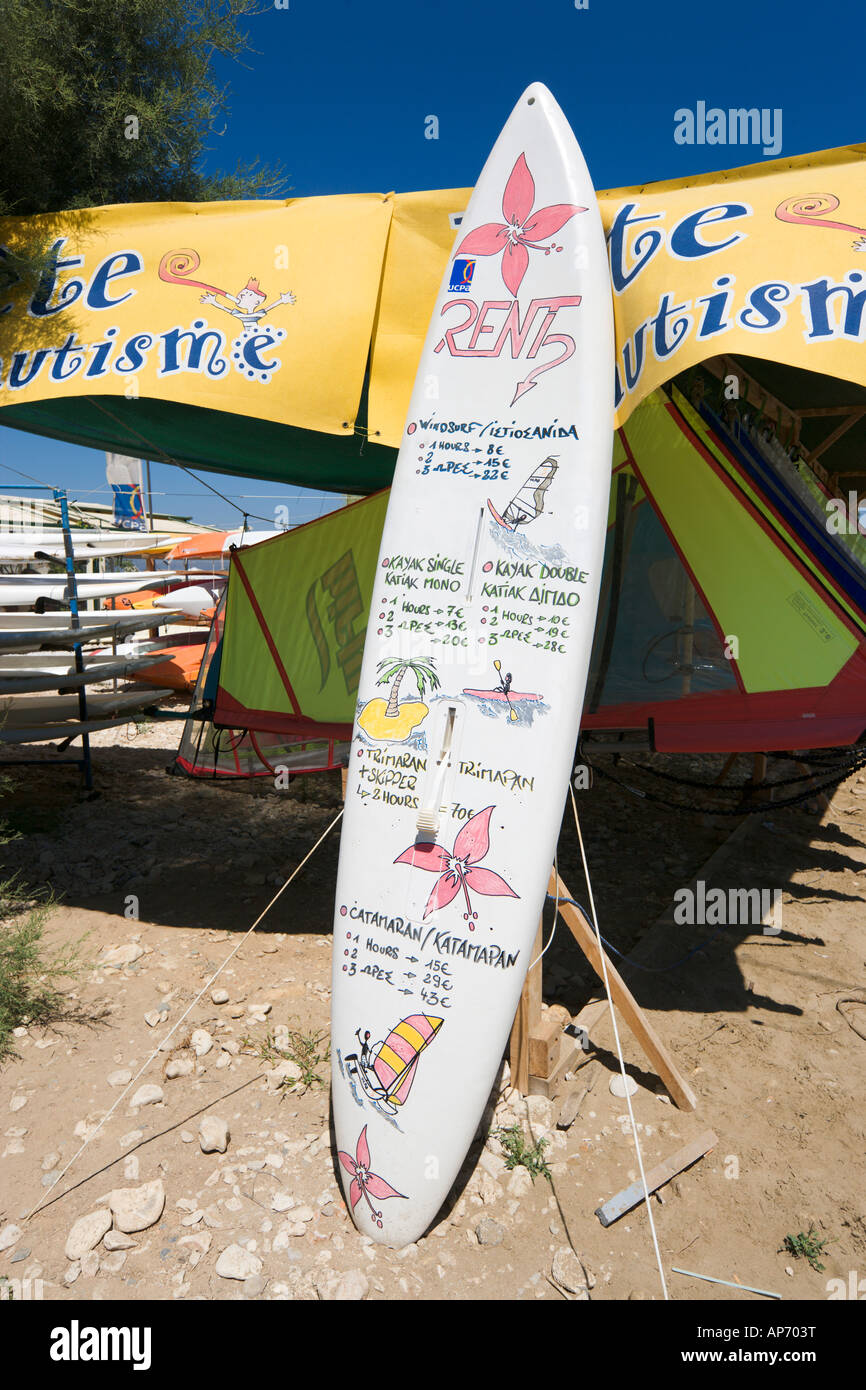 Tavola da surf noleggio, Almeritha (o Almerida, Almiridha, Almirida, Almyrida), Baia di Souda, vicino a Chania, Creta, Grecia Foto Stock