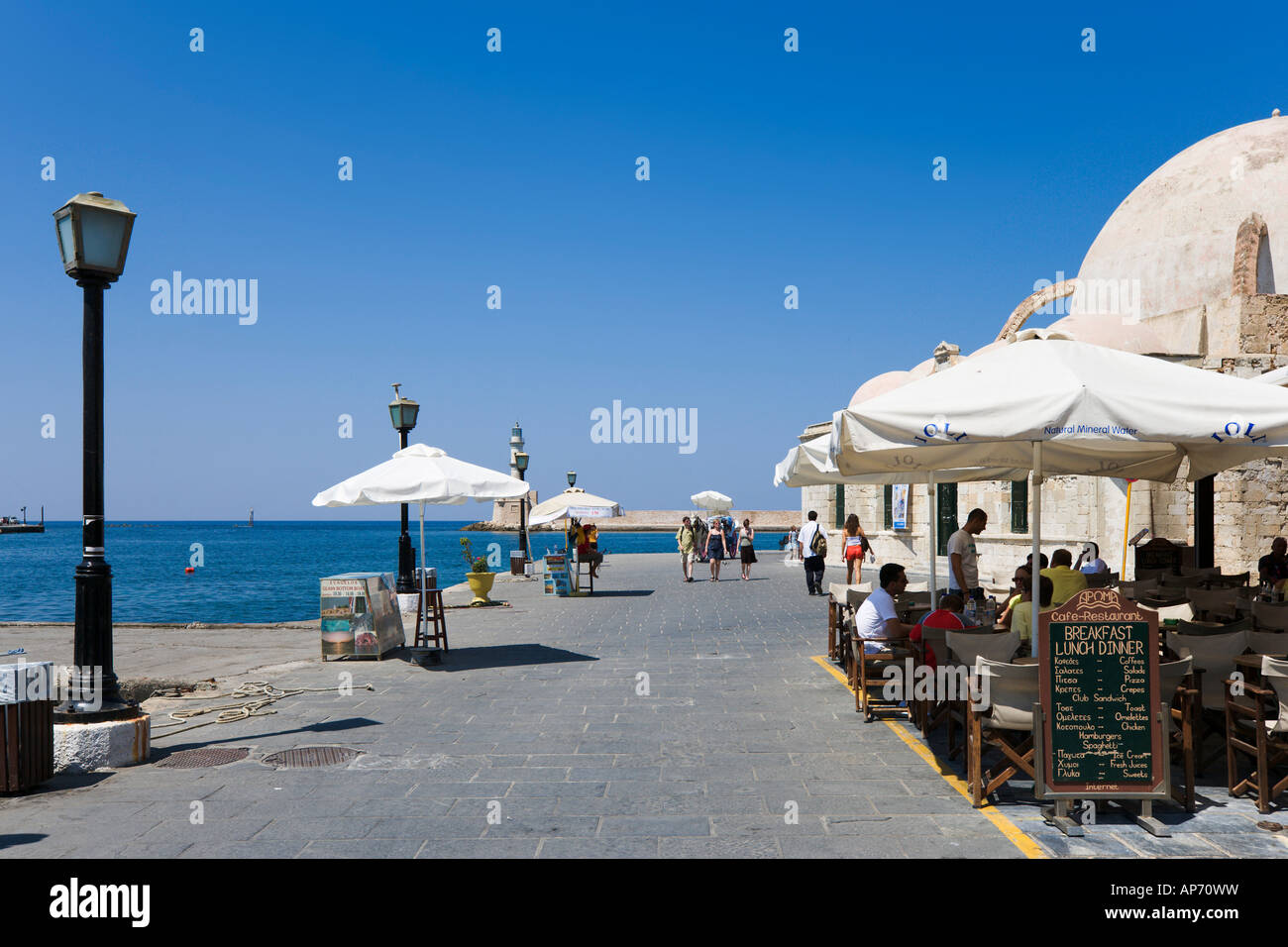 Il Cafe Bar dal porto veneziano nella Città Vecchia, Chania, North West Coast, Creta, Grecia Foto Stock