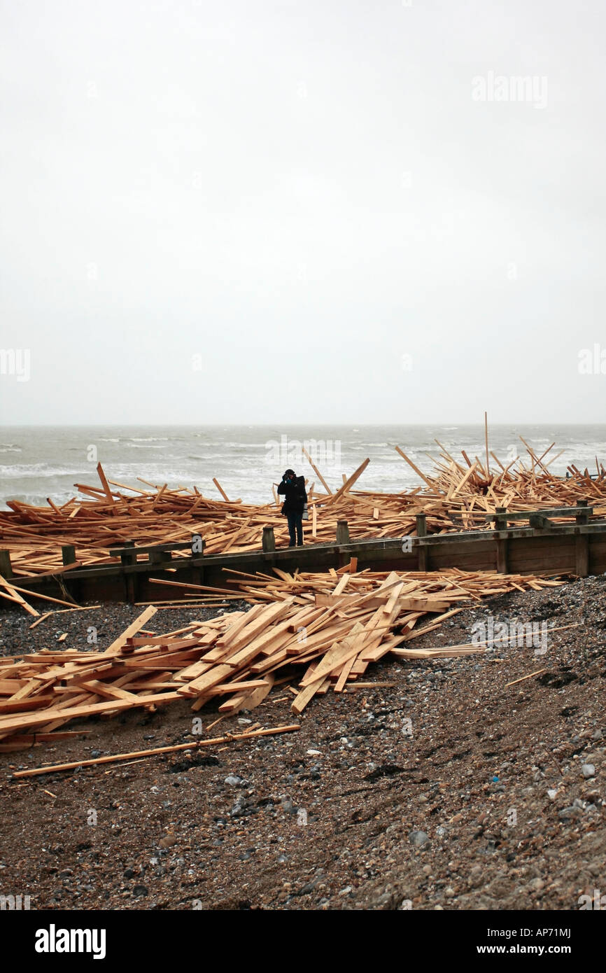 Pali di legno dal relitto della nave da carico 'Ice Prince'. Worthing beach, West Sussex, Regno Unito. Foto Stock