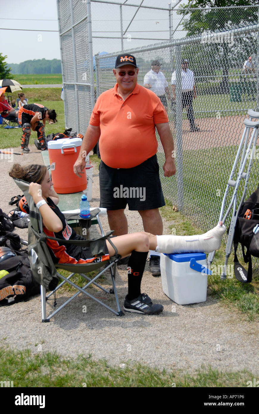 Femmina lettore softball distorsioni della caviglia sport da lesioni dovute a giocare a baseball Foto Stock