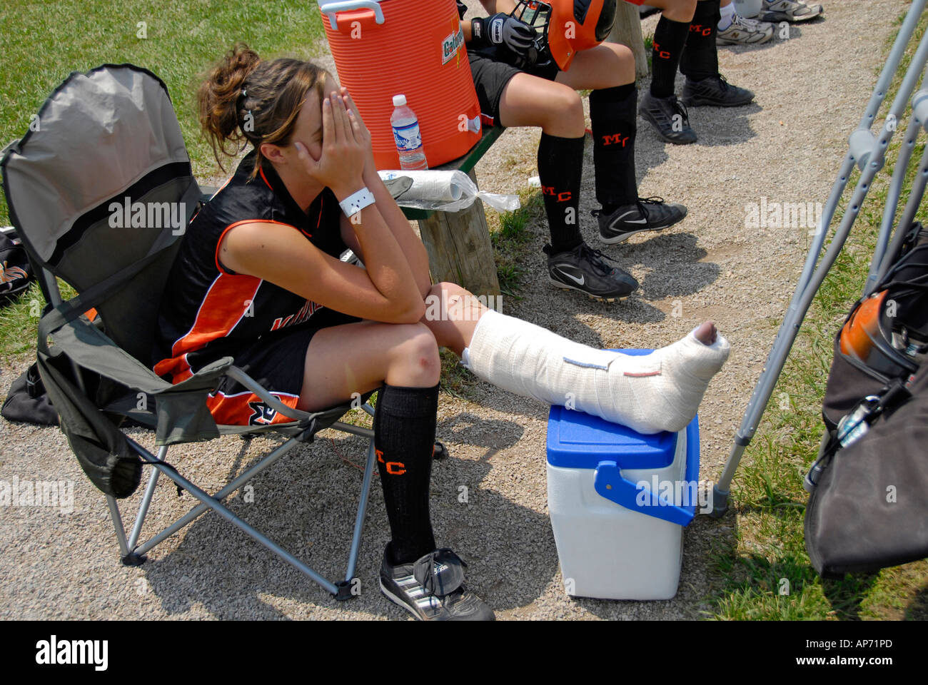 Femmina lettore softball distorsioni della caviglia sport da lesioni dovute a giocare a baseball Foto Stock