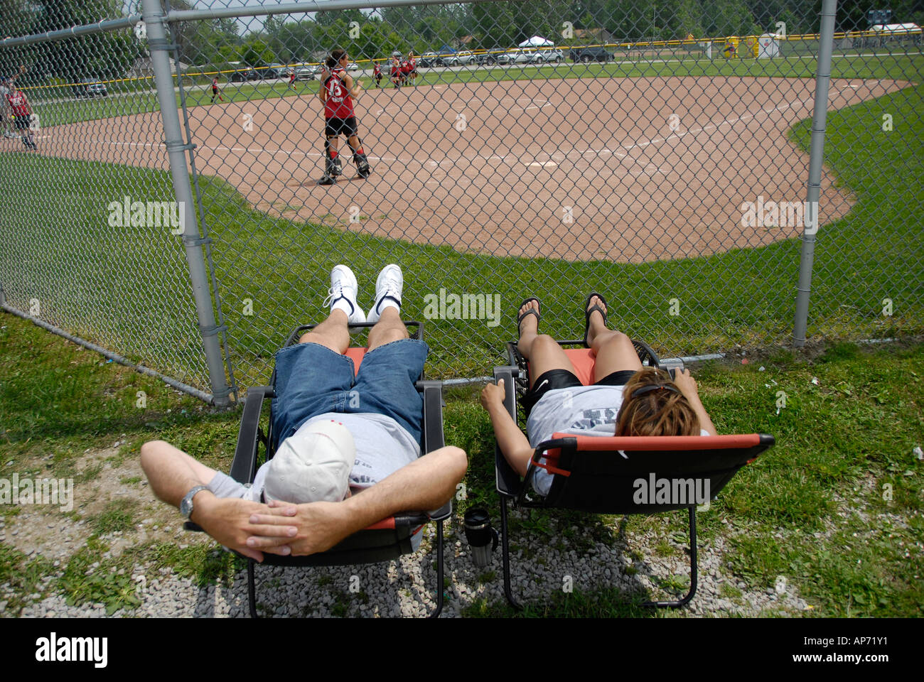 Azione di baseball genitori assistere ad una partita di baseball Foto Stock