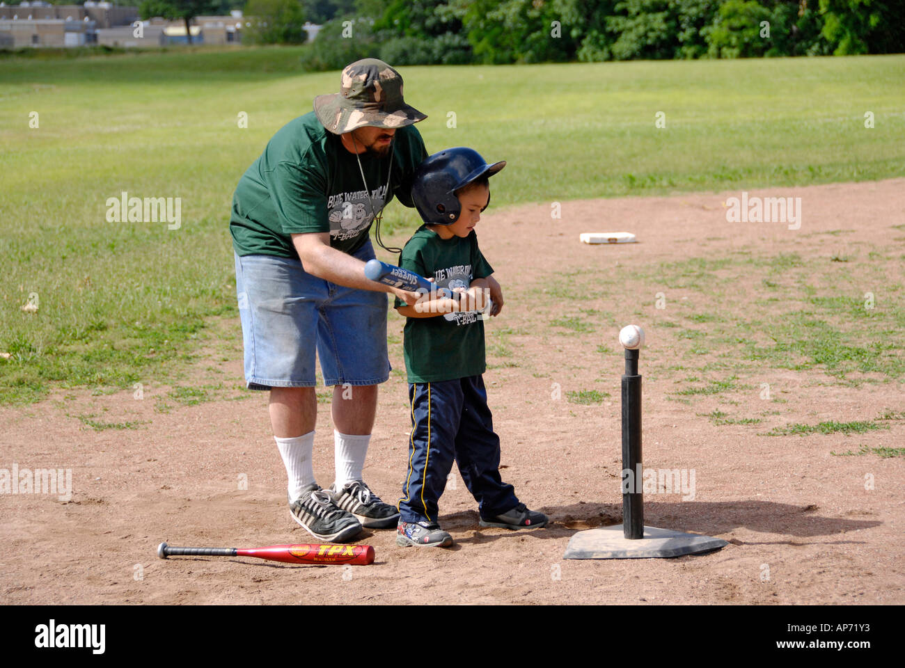 Da 5 a 7 anno di età i bambini ottengono la loro prima esperienza a giocare a baseball da un T Foto Stock