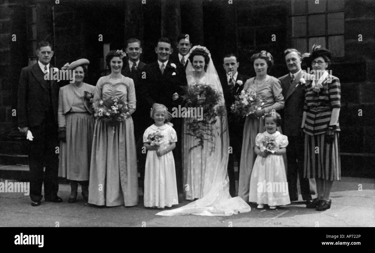 Vecchio bianco e nero ritratto di famiglia SNAP SHOT della sposa e lo sposo con gli Ospiti il giorno delle nozze del 1950 circa Foto Stock