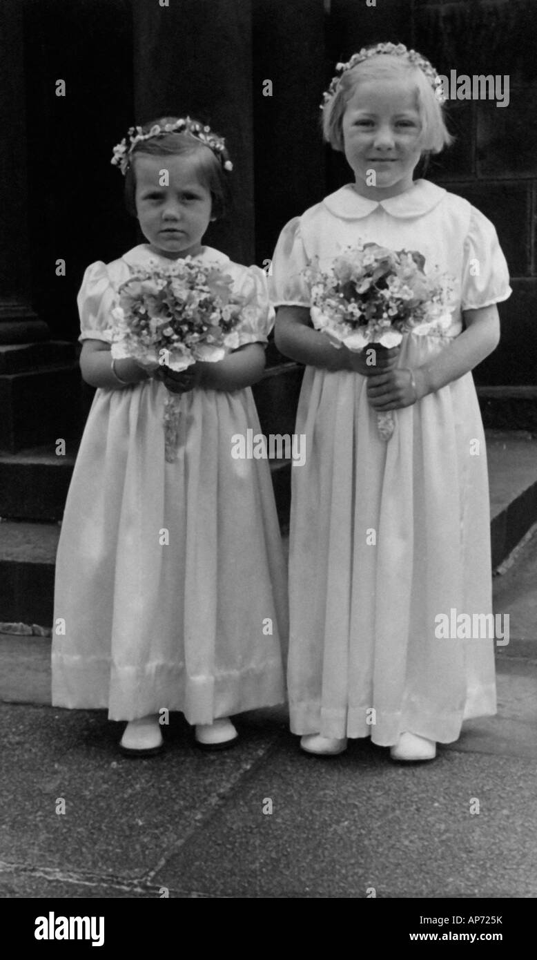 Vecchio bianco e nero ritratto di famiglia SNAP SHOT di due spose cameriere in un giorno di nozze del 1950 circa Foto Stock