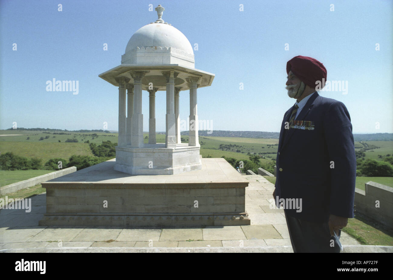 Un sikh vecchio soldato ricorda compagni caduti presso il memorial Chattri fuori Brighton Inghilterra Foto Stock