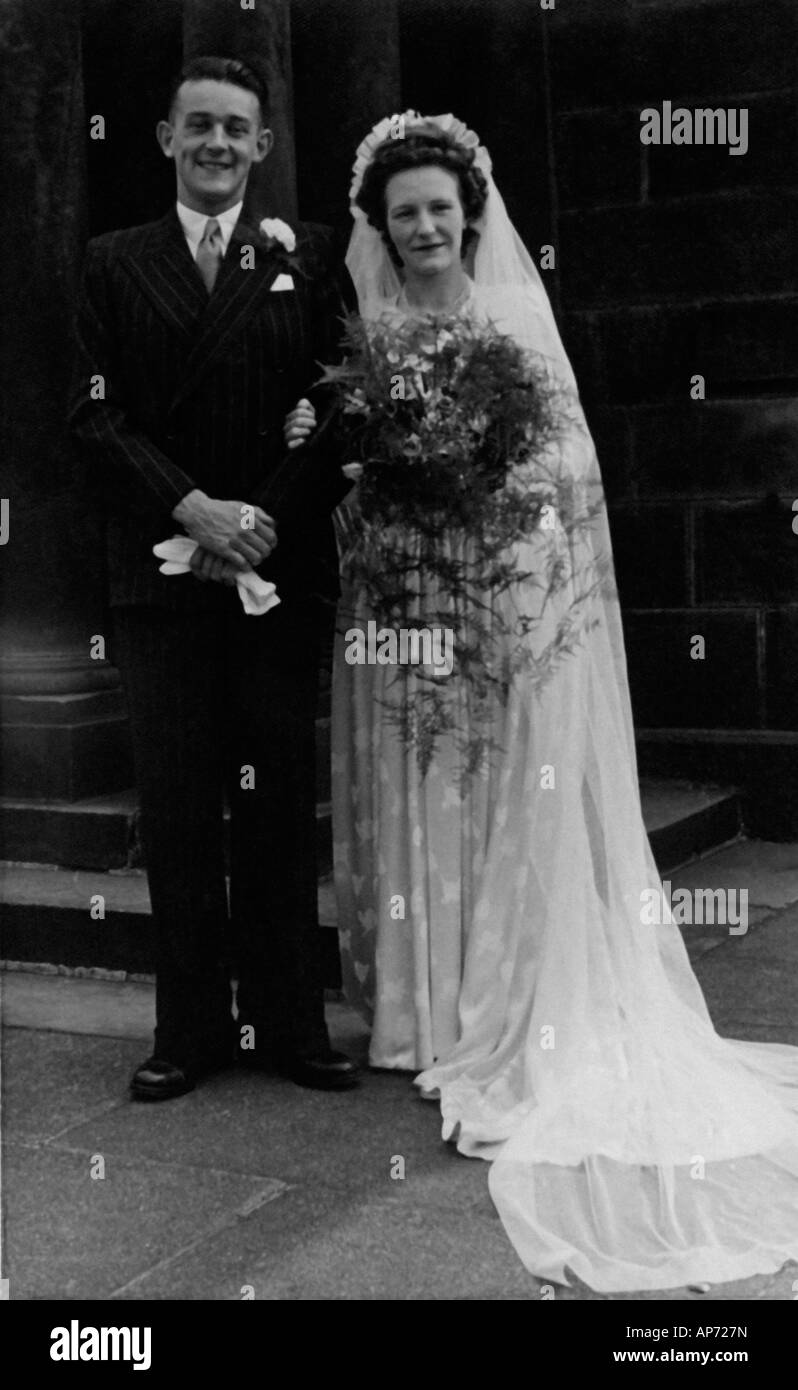 Il vecchio bianco e nero fotografia di famiglia SNAP SHOT ritratto della sposa e lo sposo il giorno delle nozze del 1950 circa Foto Stock