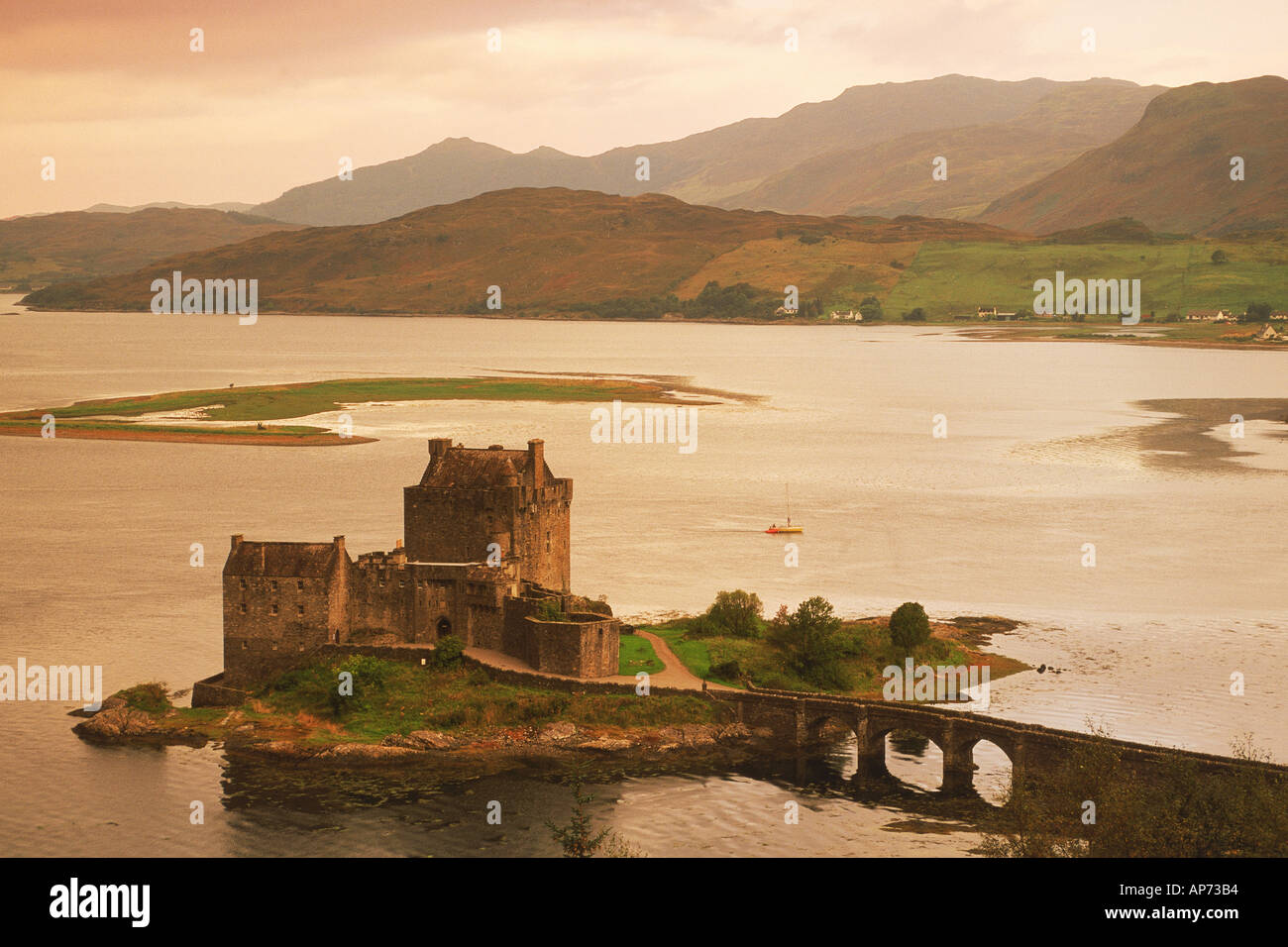 Eilean Donan Castle sul Loch Duich a Dornie in Scozia Foto Stock