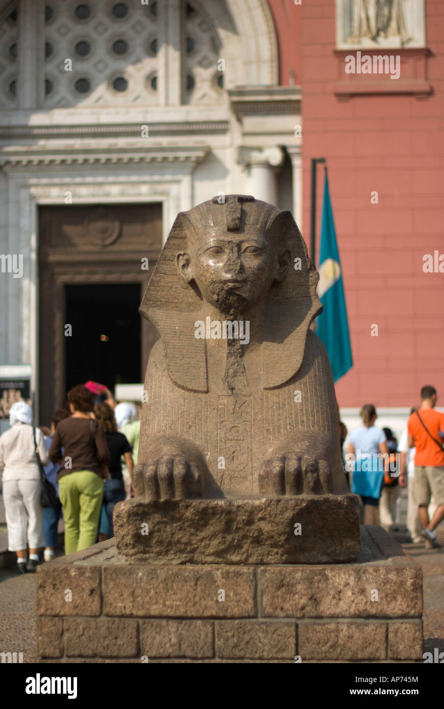 Sphinx al di fuori de Il Cairo museo delle antichità Foto Stock