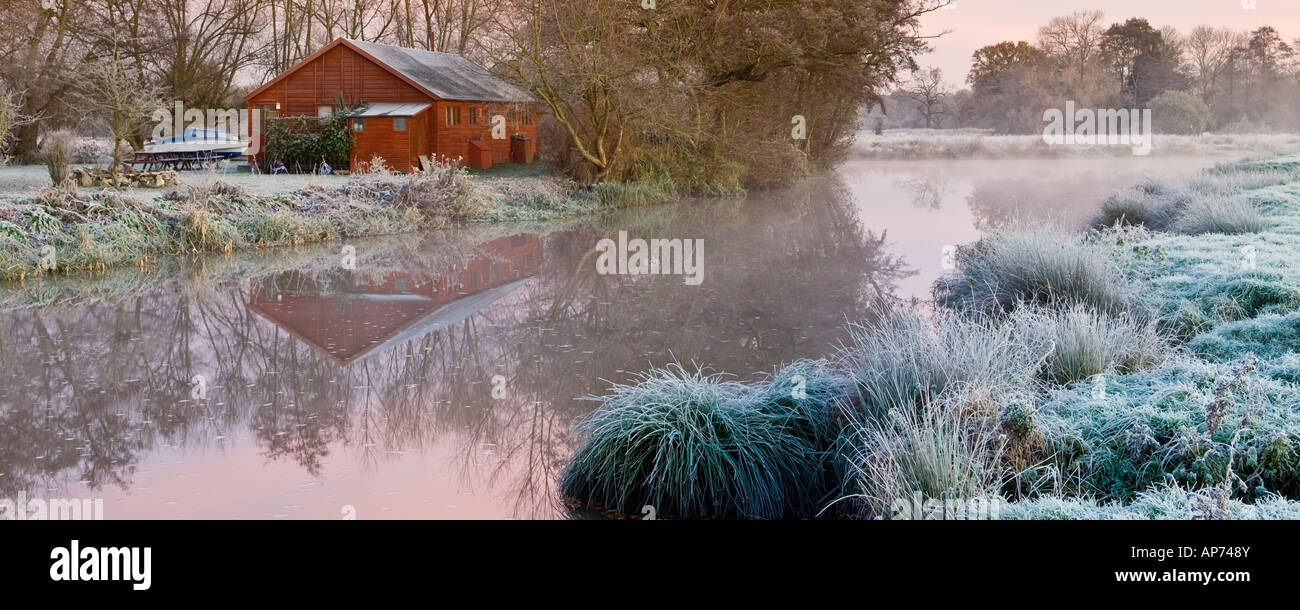 Alba a serratura Papercourt vicino a inviare Marsh Surrey in Inghilterra REGNO UNITO Foto Stock