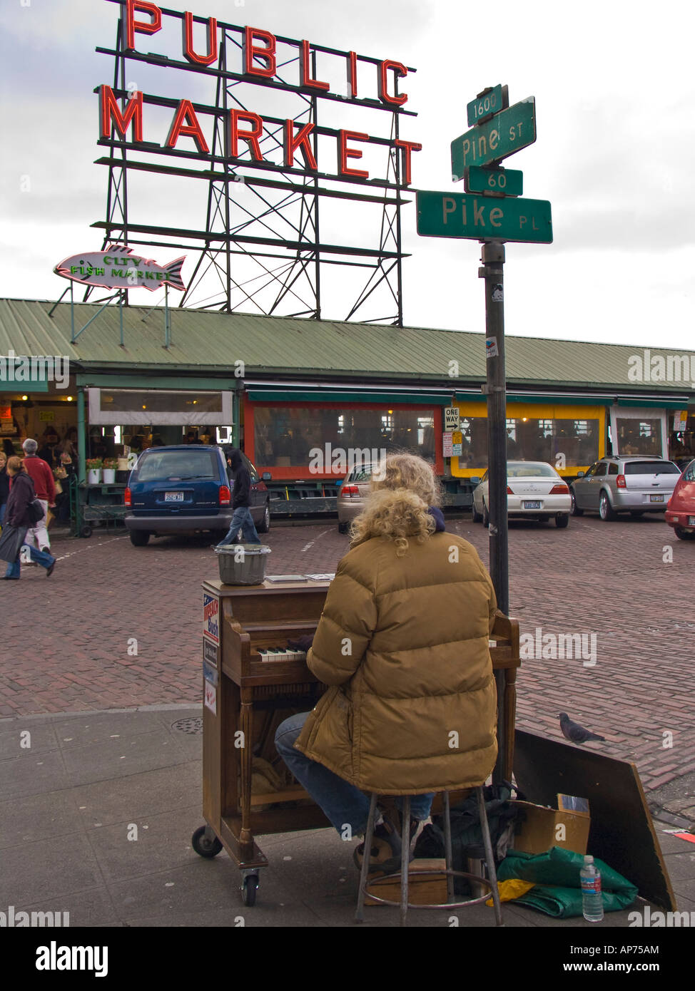 Il musicista di strada Jonny Hahn suona il pianoforte all'angolo della strada al Pike Place Market Seattle Washington Foto Stock