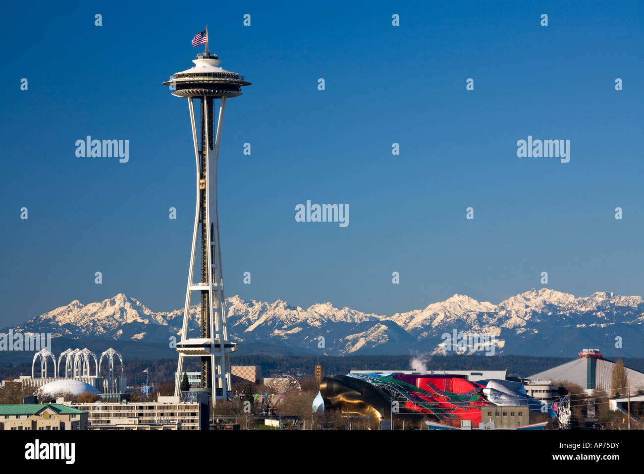 Lo Space Needle Seattle Center e montagne olimpiche in inverno Seattle Washington STATI UNITI D'AMERICA Foto Stock
