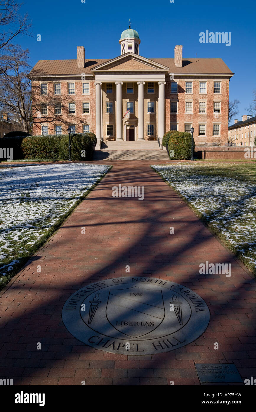 Edificio a sud dell'università di North Carolina a Chapel Hill con UNC scuole emblema in primo piano Foto Stock