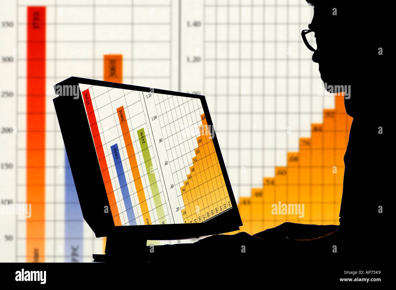 Operatore di computer con i dati finanziari su monitor immagine e sfondo Foto Stock
