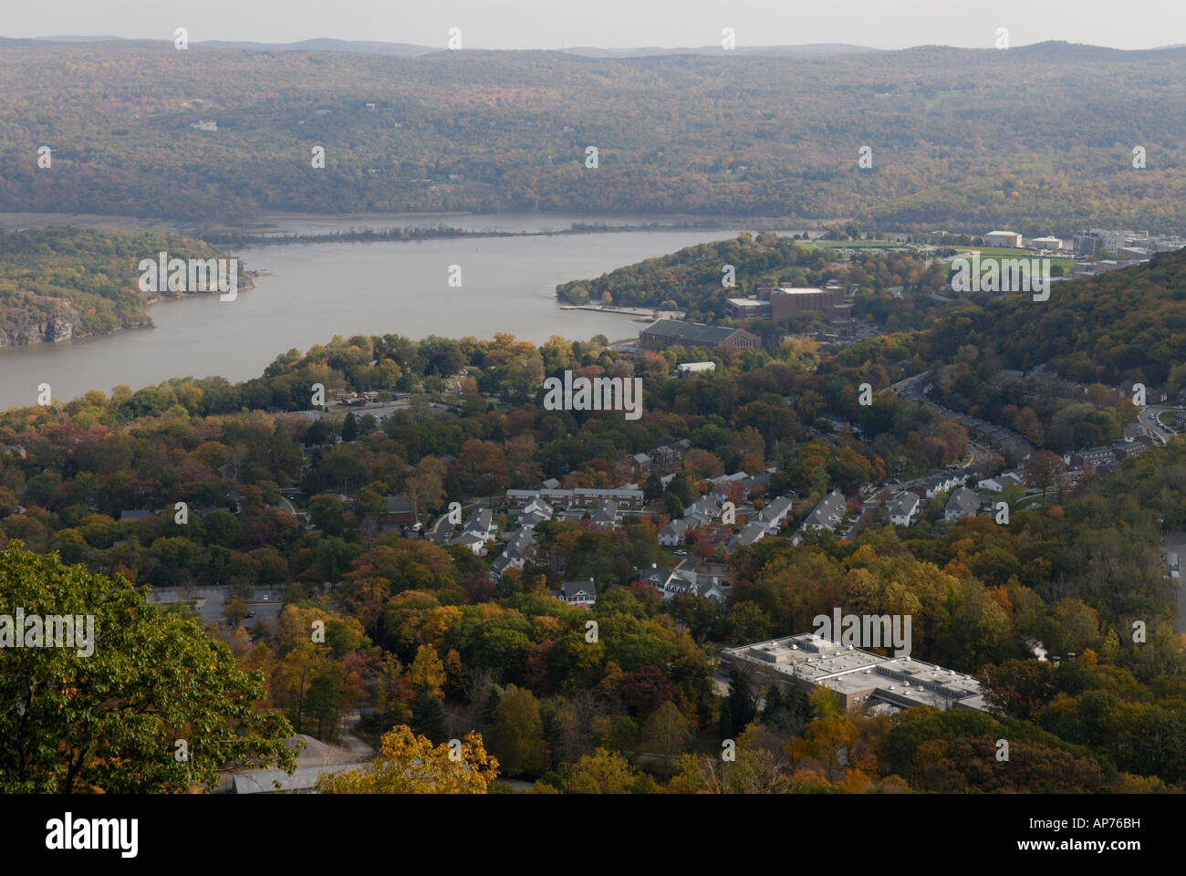 West Point, Stati Uniti Accademia militare, il fiume Hudson, elevato angolo vista da sopra. Foto Stock