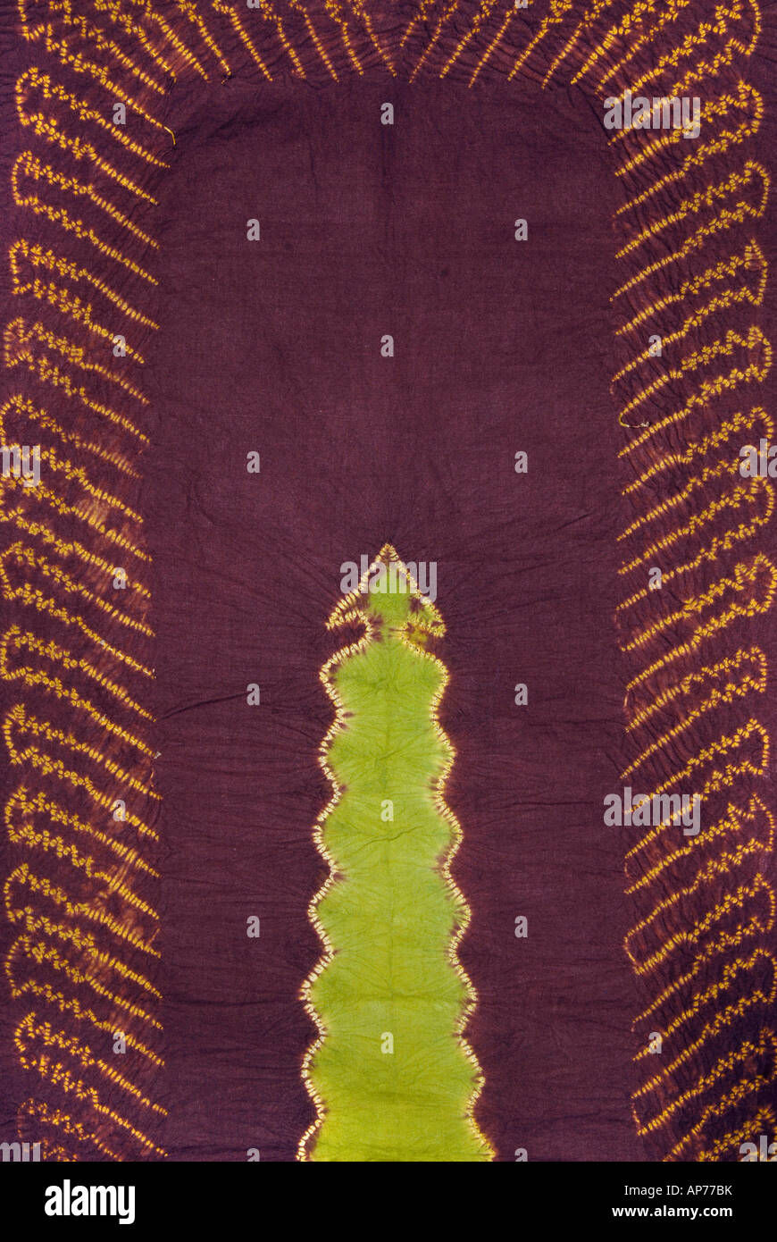 Dettaglio di plangi e resist tritik tinto tessuto di seta da Sumatra Indonesia Foto Stock