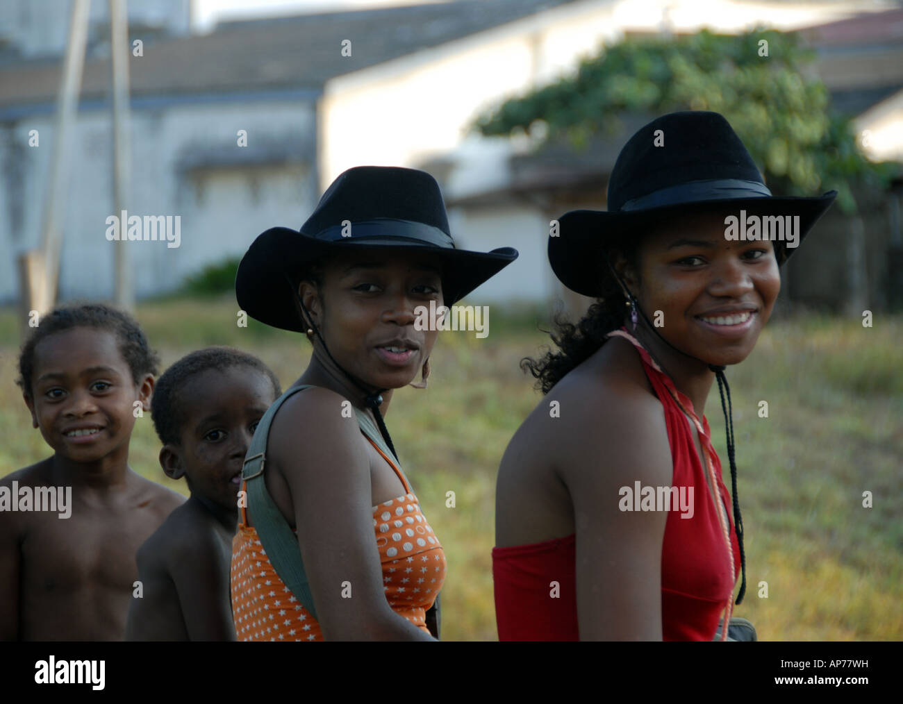 Ragazze malgasce in cappelli da cowboy, Manakara, Est del Madagascar Foto Stock