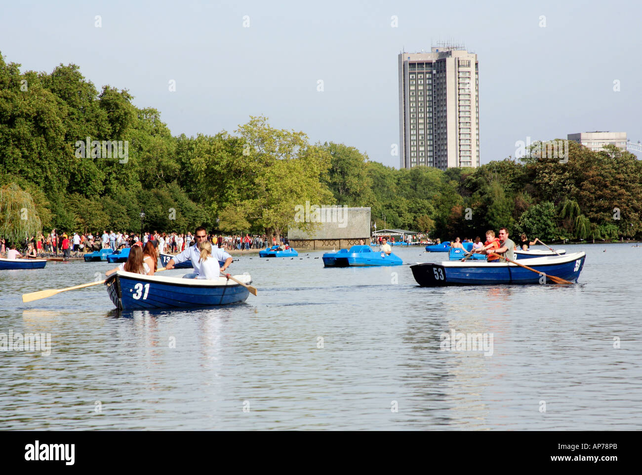 Il canottaggio sulla serpentina in Hyde Park Londra Foto Stock