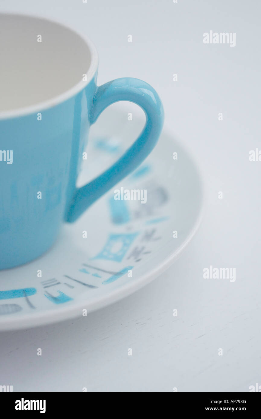 Tazza da caffè blu e bianco dettaglio pulizia semplice Foto Stock