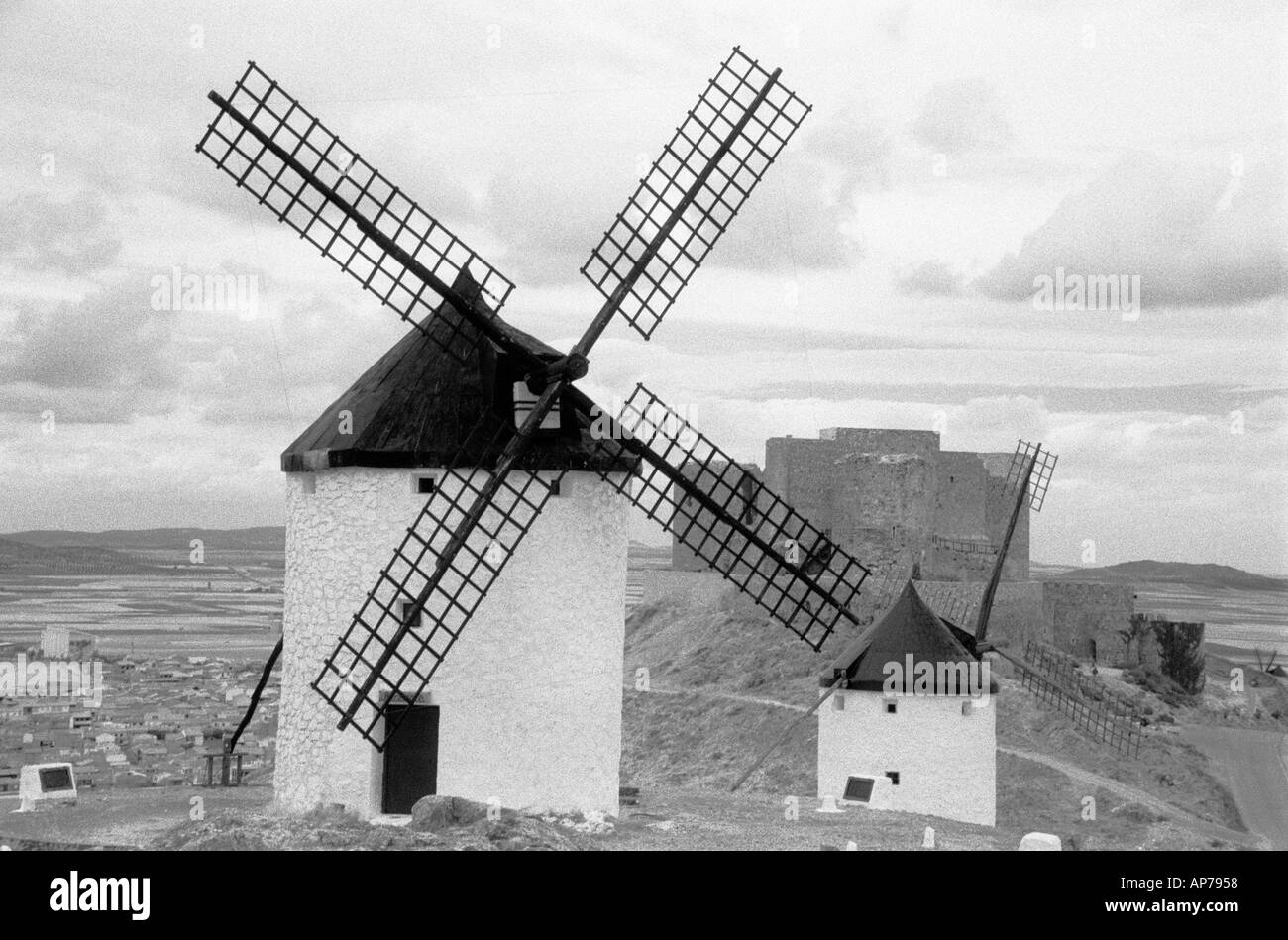 Il mulino a vento e il castello di Consuegra, Toledo, Castiglia La Mancha, in Spagna Foto Stock