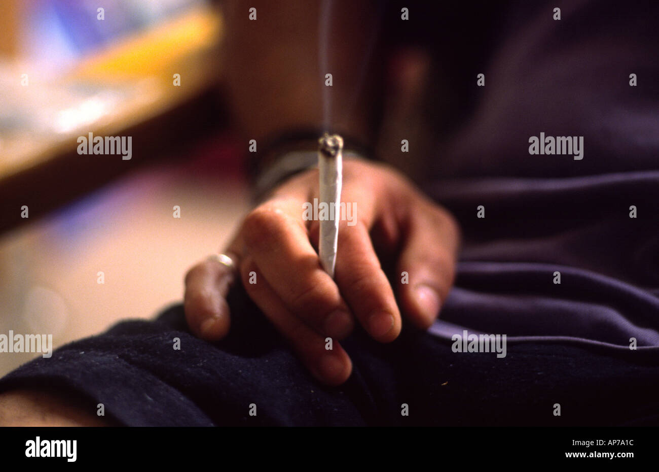 Spliff in mano Foto Stock